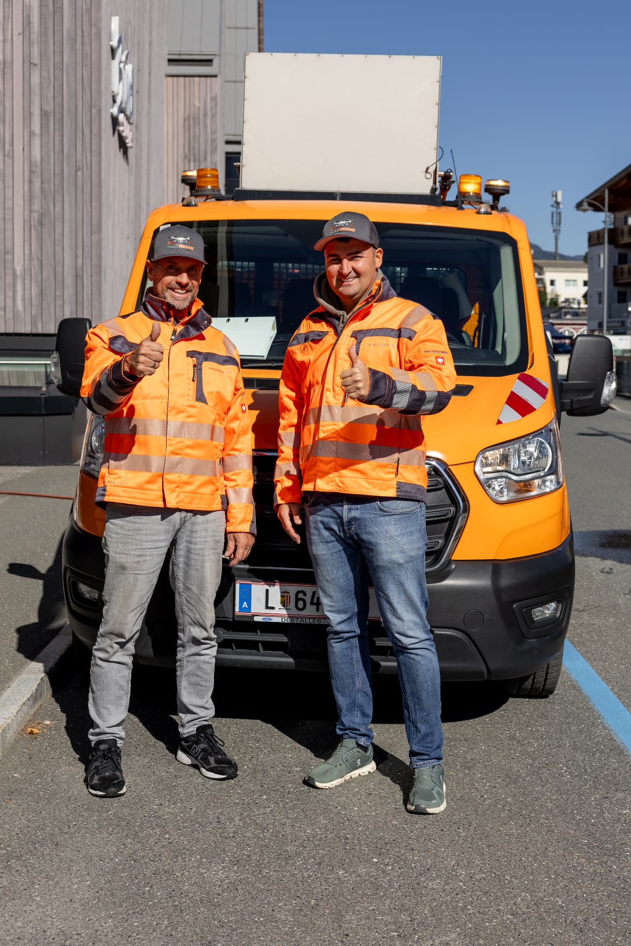 Daniel und Günther vor dem Einsatzfahrzeug von Glanzdrohne