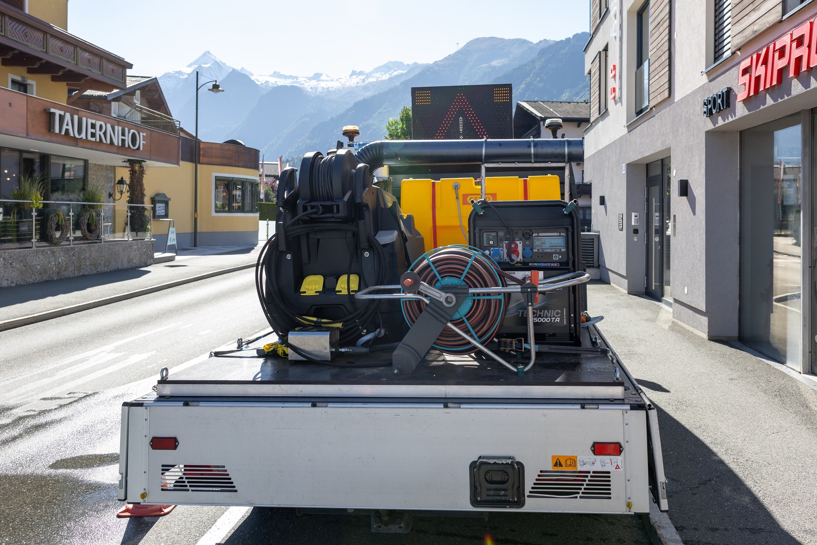 Wassertank, Schlauchtrommeln, Pumpe und Stromaggregat auf der Ladefläche des Einsatzfahrzeugs